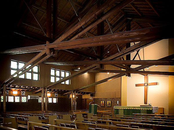 【芝】一度は訪れたい東京3つの教会めぐり、美術家と祈りの聖堂を拝見～レーモンド設計の木造教会、三角屋根のカテドラル、丘の上の教会堂まで～