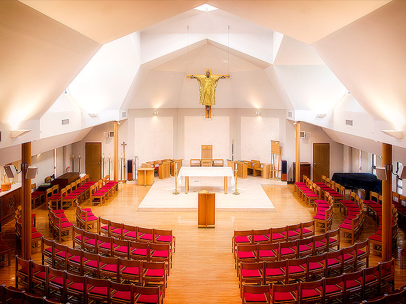 【芝】一度は訪れたい東京3つの教会めぐり、美術家と祈りの聖堂を拝見～レーモンド設計の木造教会、三角屋根のカテドラル、丘の上の教会堂まで～