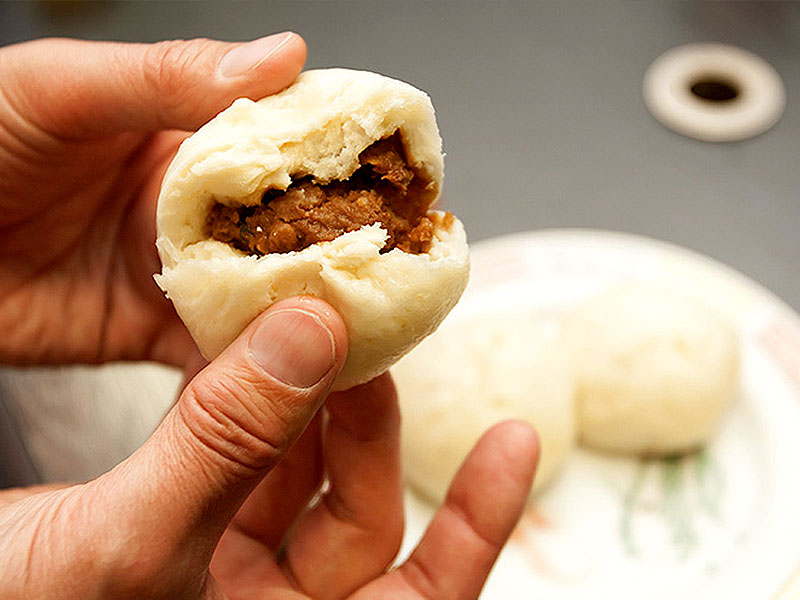 【新開地】地元女子と「B面の神戸」ディープ商店街下町グルメ満腹食べ歩きツアー～名画座、謎地形、ソウルフード絶品豚まん…“昭和の歓楽街”の深みにハマれ～