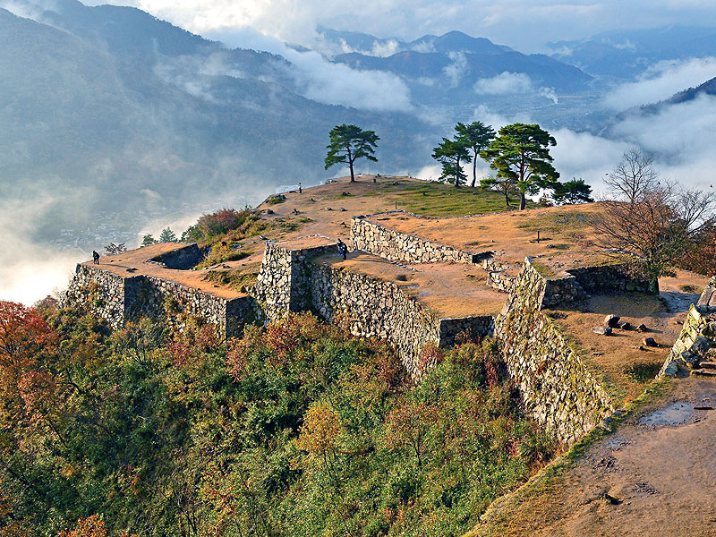 【竹田城】幻想に浮かぶ「天空の城」へ！藪内さんと竹田城＆城下町ツアー～山上に残された戦国の城郭、日本屈指の野面積み、城下を巡る“絹屋溝”まで～