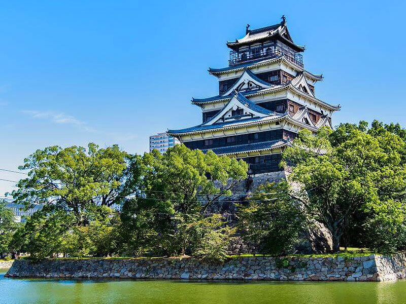 【広島・宮島】梅林崖長とオトナの修学旅行！広島城から原爆ドーム、厳島神社まで～デルタに築かれた巨城、平和を願う建築と都市公園、美と祈りの海上社殿群～～