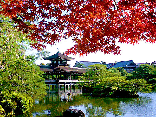 【平安神宮】紅葉の平安神宮・非公開エリアへ！普段は入れない尚美館を特別拝見～造園家と名誉宮司がWガイド！七代目小川治兵衛3つの神苑、禁域の聖地まで～