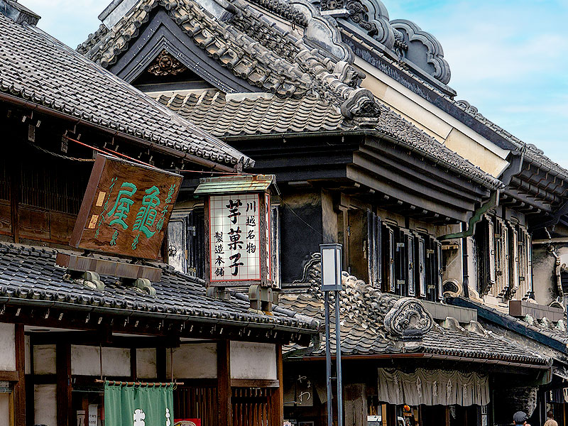 【川越】まるで建築博物館！建築スペシャリストと、圧巻蔵造りが連なる奇跡の町へ～300年前の江戸商家から菓子屋横丁、時の鐘、大正モダン建築まで～