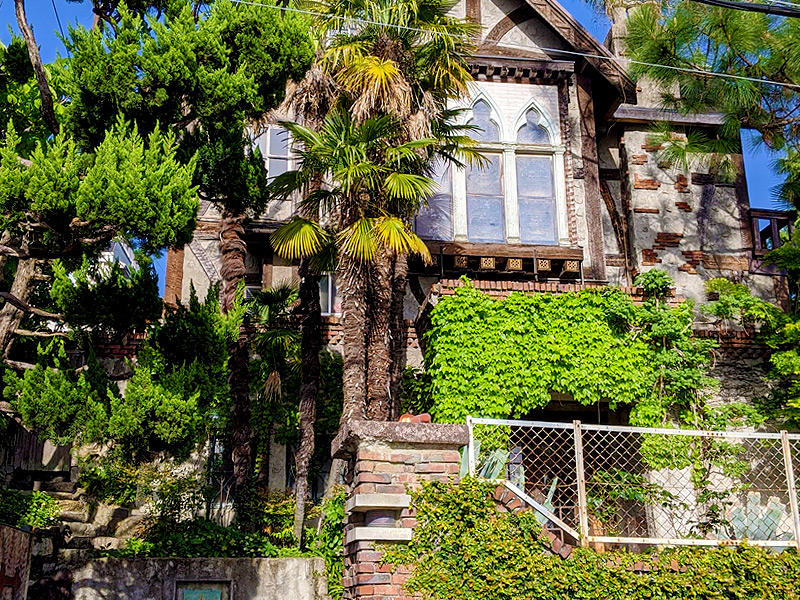 【工房チェリ】300年前の豪華客船の内装、英国チューダー様式の洋館を拝見～漆芸作家が憧れた夢、世界でも珍しい金唐革とステンドグラスの工房へ～