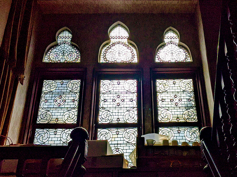 【工房チェリ】300年前の豪華客船の内装、英国チューダー様式の洋館を拝見～漆芸作家が憧れた夢、世界でも珍しい金唐革とステンドグラスの工房へ～