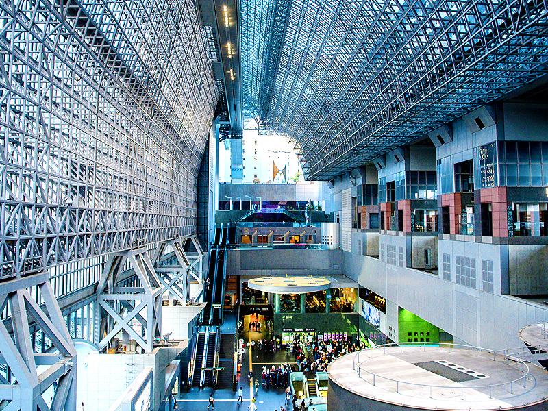 【京都駅】巨匠・原広司の最高傑作！謎だらけ、日本最大級の駅ビルを解き明かせ～日本一長いホームはどうできた？今も残る大正の軒飾り、巨大な“石の博物館”へ～