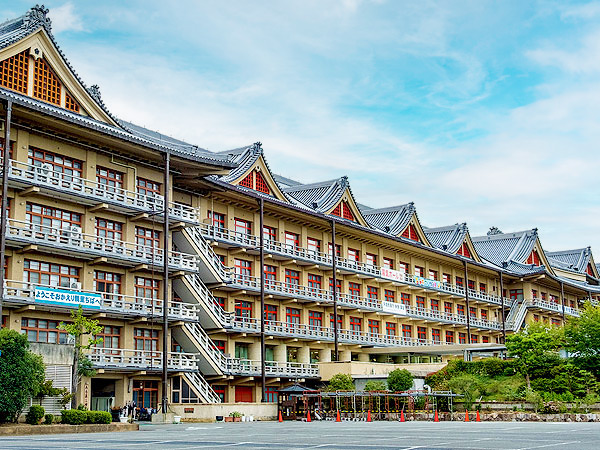 【天理】宗教と生きる街、超ド級の建築群「おやさとやかた」構想を巡る～小さな家から始まった巨大宗教都市、参道商店街から世界の中心まで～