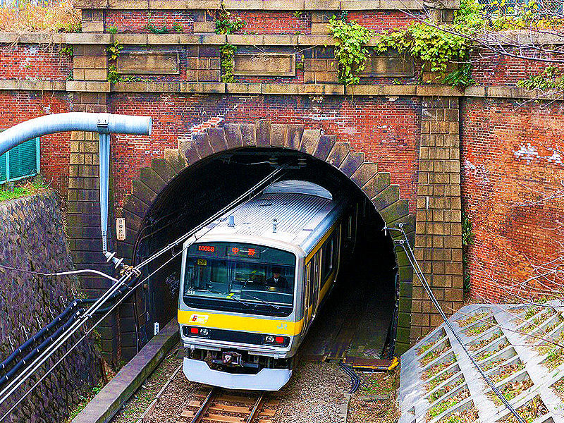 【四ツ谷】鉄道史研究の第一人者・小野田さんと、外濠に残る明治の鉄道遺産を追う～東京最古“異界のトンネル”！？外濠地形を巧みに使った、幻の甲武鉄道をたどる～