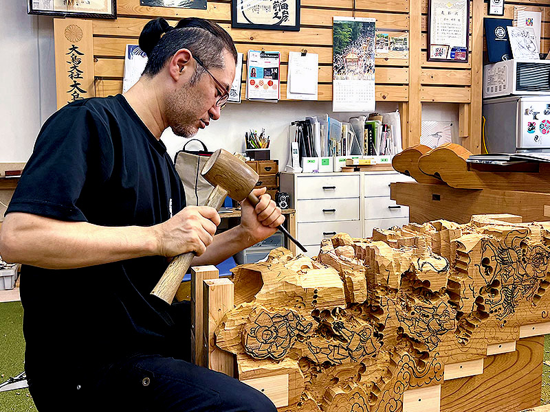 【天満】ケヤキから神輿やだんじりを刻み出す！祭りをつくる木彫師の工房拝見ツアー～世界で活躍する匠の技に刮目せよ！原木から“動く芸術品”ができるまで～