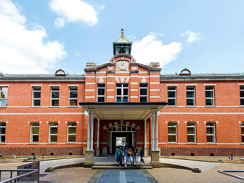 【大谷大学】女性僧侶・英月さんと、浄土真宗の大学へ！大谷大学キャンパスめぐり～赤レンガの旧本館、総合研究室から博物館、地下書庫、絶品ジェラート付き～