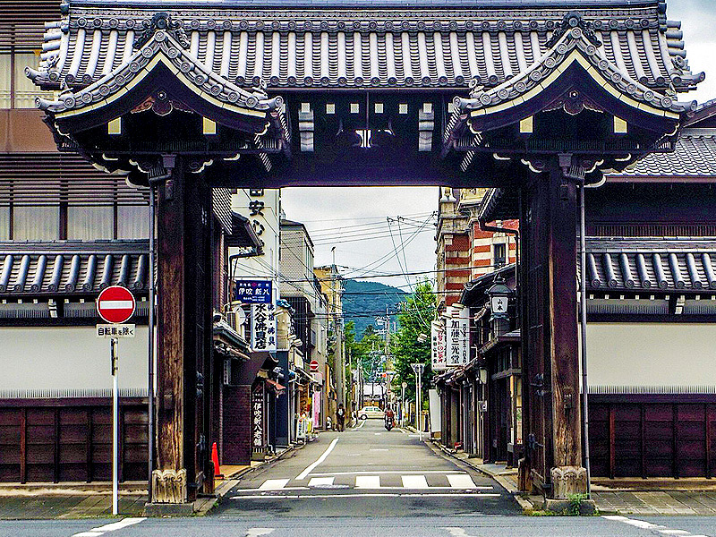 ※中止【本願寺門前町】宇佐美松鶴堂当主と、本願寺御用達の老舗めぐり～御用菓子、京仏具、京念珠…学校跡のラグジュアリーホテルまで～