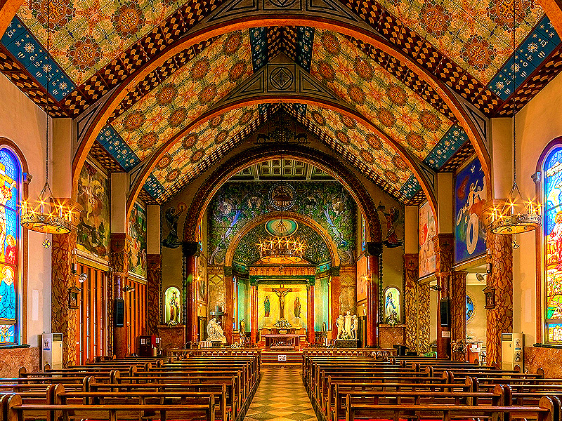 【目黒】一度は訪れたい東京2つの教会めぐり、美術家と祈りの聖堂を拝見～天井を覆う日本最大級フレスコ画、A.レーモンド傑作のモダン聖堂まで～