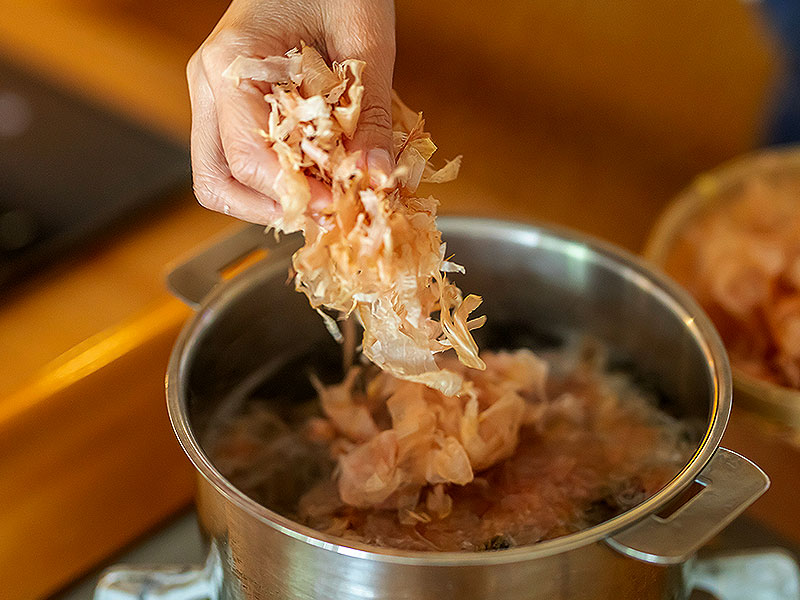 【うね乃】社寺御用達、老舗のおだし工房へ！非公開の工房潜入＆白熱おだし教室～4代目当主がご案内、絶品「利きだし」から厳選の鰹節削り体験まで～