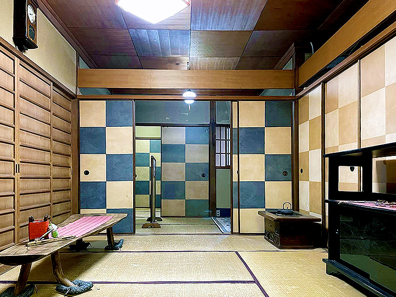 【西陣】古武邸当主と、乱世が生んだ織物の街へ！西陣の商家レクチャー付き～織屋連なる路地・辻子めぐり、室町時代から続く織物司、雨宝院から岩神さんまで～