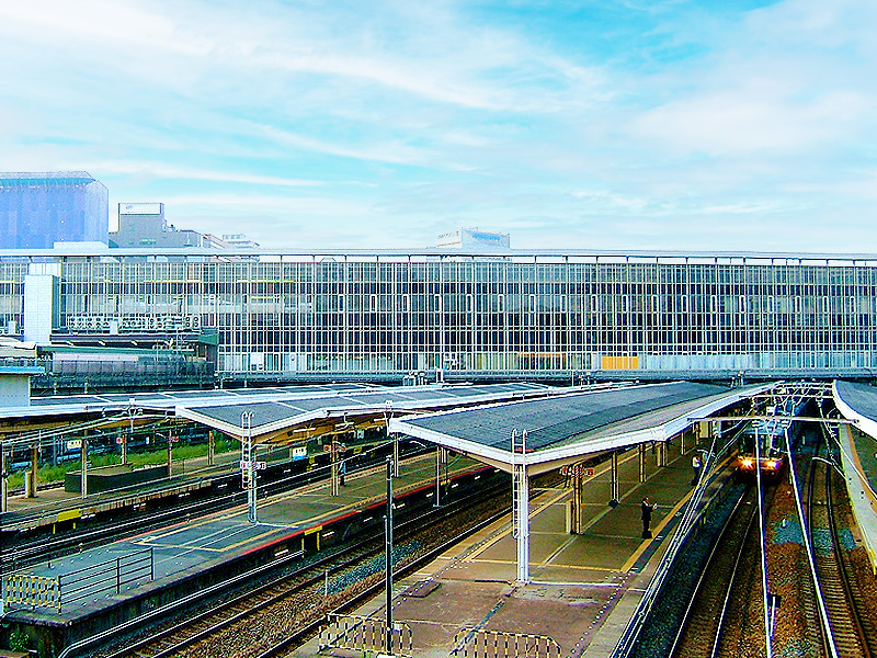 【新大阪】圧巻の傑作モダニズム駅！ゼロから新都市へ、巨大プロジェクトを解く～謎の柱・柱・柱！？名車ずらり車両基地、幻の阪急新大阪駅まで～