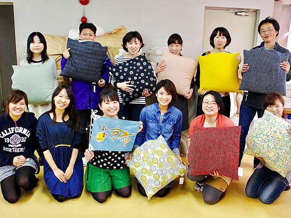 【洛中高岡屋】マイ座布団をつくろう！京座布団の工房へ～ワタ入れ、絎け、綴じ、房付け…座布団職人のレクチャー付き～