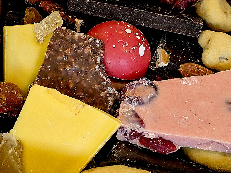 【月島グルメ】路地とレトロと美食の街へ！桜の下町、月島グルメ堪能ツアー～絶品佃煮、名物栗ようかん、工場直売の高級ショコラ…名店は路地にあり～