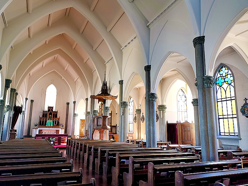 【横浜】一度は訪れたい港町3つの教会めぐり、美術家と祈りの聖堂を拝見～バラ窓、列柱、尖塔アーチ…戦禍を乗り越えた近代日本最初の教会へ～