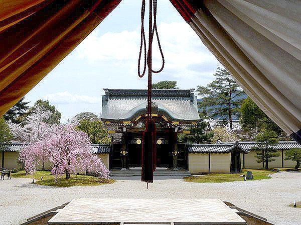 【大覚寺華道祭】王朝貴族たちの舟遊び！龍頭鷁首舟が浮かぶ、平安優美な祭典へ～絢爛豪華な障壁画、“嵯峨御所”の名宝拝見、のどかな田園に舞う王朝絵巻～