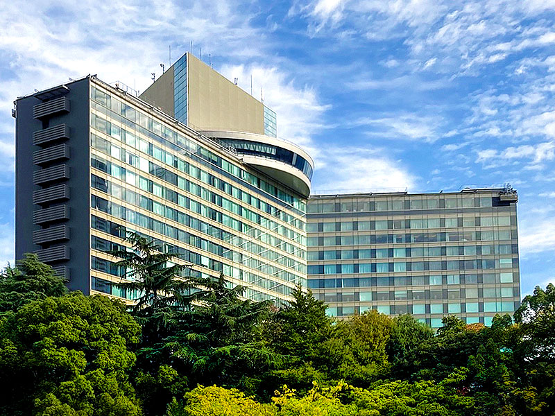 【麹町】都心のお屋敷街＆官庁街で「シブビル」巡り、60-70’s個性派ビルを堪能せよ～『東京人』元副編集長と、名作ヴィンテージマンションから重厚な“石の要塞”まで～