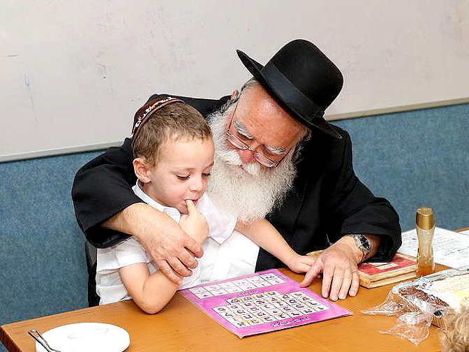 【ユダヤ教会堂】日本首席ラビとシナゴーグへ！収穫の祭「シャヴオット」祝宴体験～祭礼具を特別拝見、ユダヤ三千年の信仰、祝宴の伝統菓子をいただく～