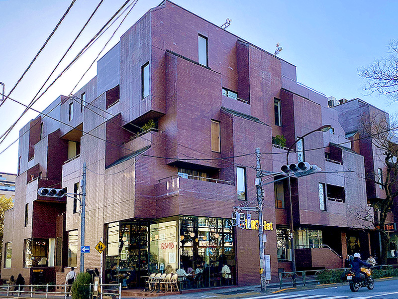 【青山】お洒落な街の「シブビル」巡り、モダニズム巨匠たちの名作が大集合～『東京人』元副編集長と、“世界のタンゲ”傑作建築から岡本太郎自邸まで～