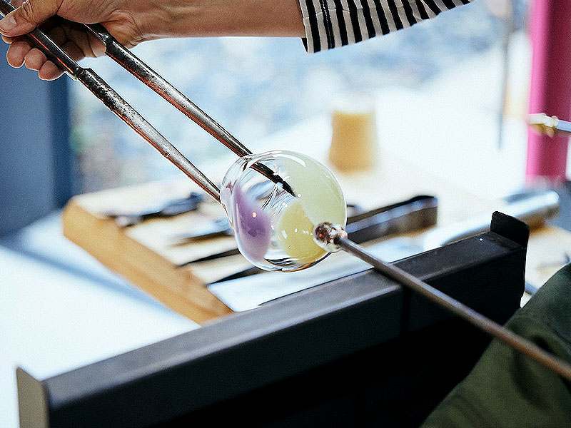 【吹きガラス工房】炎が生み出すガラス工芸の世界、西田由果さんの工房拝見～紀元前に生まれた一大発明、繊細な職人技の実演、ガラス作品でお茶会付き～