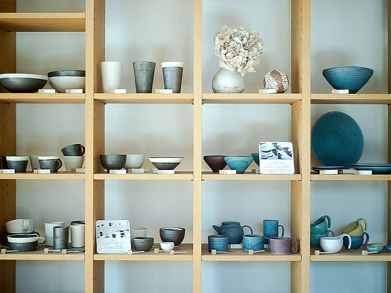 【清水焼】名匠と作陶体験！手びねりで、あなた好みのマイ清水焼づくり～この道50年の熟練職人技、清水六兵衛の伝統を受け継ぐ「HOTOKI」の窯元へ～