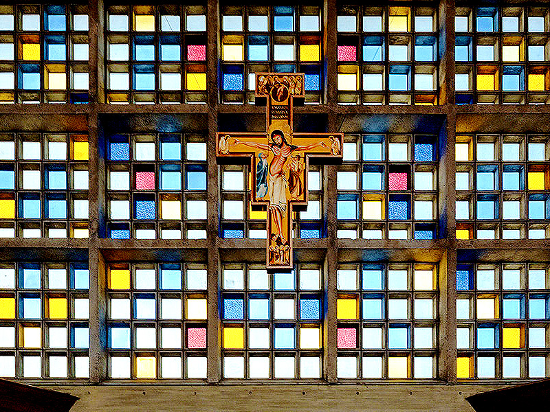 【湘南】一度は訪れたい湘南2つの教会めぐり、美術家と祈りの聖堂を拝見～360度のステンドグラス！世界的にも珍しい日本建築＆八角形の教会堂へ～