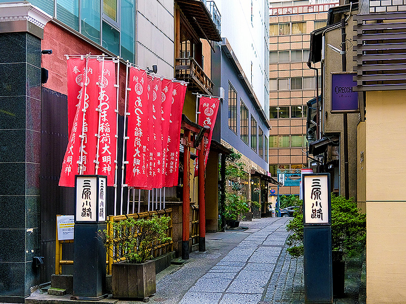 【銀座】銀座はミニ稲荷の密集地帯！？路地裏からビル屋上まで、9社巡礼ブラ稲荷～商いの街の小さな守り神、幸稲荷から歌舞伎座稲荷まで、ディープな銀座裏巡り～