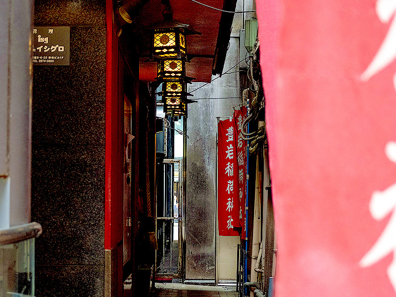 【銀座】銀座はミニ稲荷の密集地帯！？路地裏からビル屋上まで、9社巡礼ブラ稲荷～商いの街の小さな守り神、幸稲荷から歌舞伎座稲荷まで、ディープな銀座裏巡り～