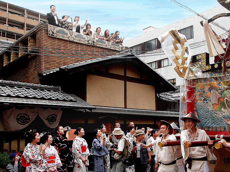 【祇園祭・鉾見台】憧れの特等席「鉾見台」貸切！眼前を進みゆく巨大山鉾を堪能～豪商目線で北観音山の曳初め拝見！大正時代の贅を尽くした洋館付き京町家へ～