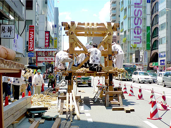 【祇園祭・鉾建て】鉾が今、立ち上がる！「祇園祭ウォーク」仕掛人と祭り支度を巡る～夏空に高くそびえ立つ山鉾、ダイナミックな瞬間に立ち会う～