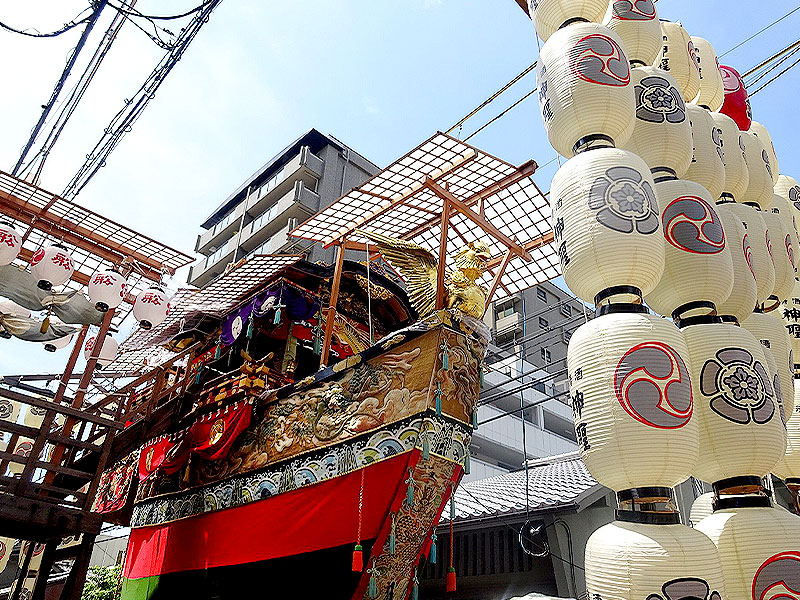 【祇園祭・山建て】「祇園祭ウォーク」仕掛人といく前祭、山建てと9つの鉾を廻る～祭り支度に賑わう山鉾町、山建ての職人技を訪ねて～