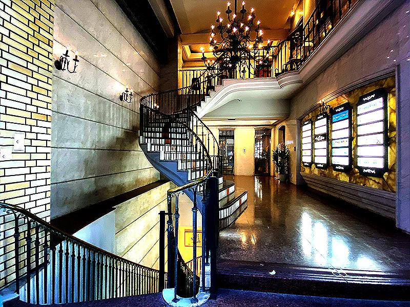 【夜の赤坂】ネオン煌めく「シブビル」ナイトツアー！花柳界＆クラブの街へ～豪華エントランス、シースルー階段…『東京人』元副編集長と社交ビル巡り～