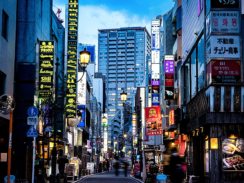【夜の赤坂】ネオン煌めく「シブビル」ナイトツアー！花柳界＆クラブの街へ～豪華エントランス、シースルー階段…『東京人』元副編集長と社交ビル巡り～