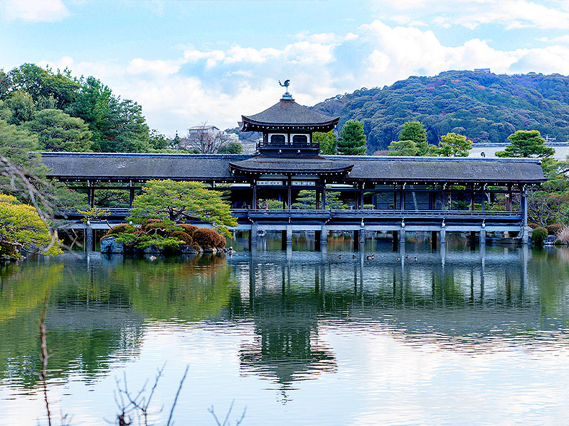 【平安神宮】梅林崖長とモダン建築連なる博覧会空間へ！平安神宮＆岡崎凸凹ツアー～伊東忠太の“失敗作”！？七代目小川治兵衛、粋を極めた日本庭園まで～