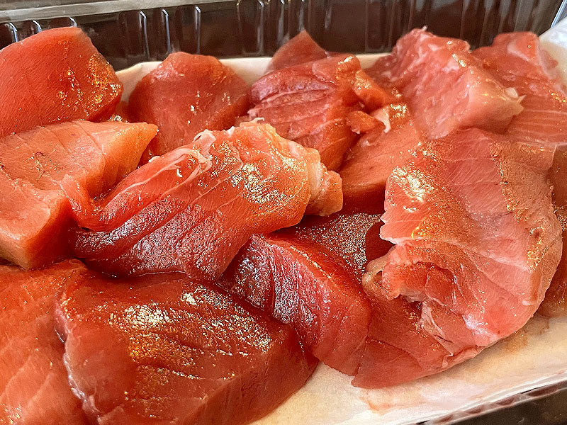 【豊洲グルメ】魚河岸コンシェルジュと「東京の台所」へ！場外グルメ堪能ツアー～仲卸さんの生マグロ、玉子焼き食べ比べ、市場スイーツ…美食の街を味わい尽くせ～