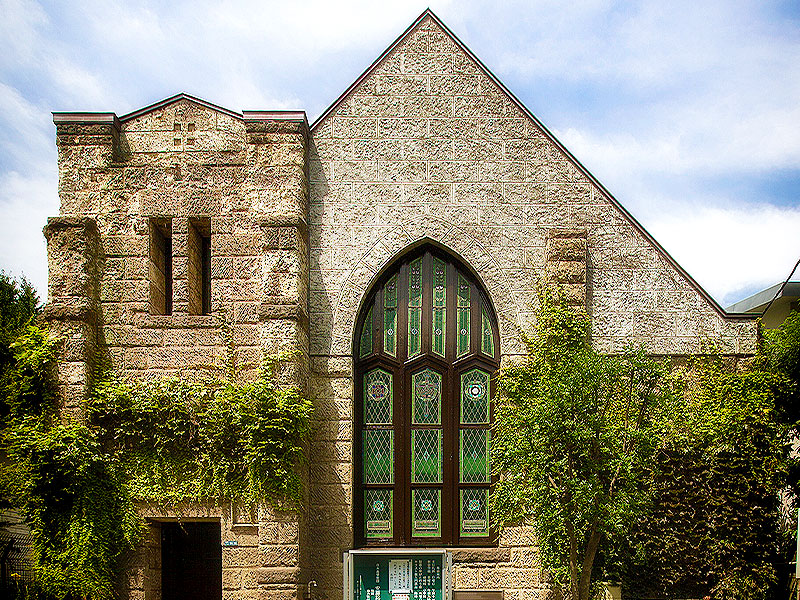 【麻布】一度は訪れたい東京3つの教会めぐり、美術家と祈りの聖堂を拝見～ヴォーリズの礼拝堂、小川三知のステンドグラス、大谷石の石造教会まで～