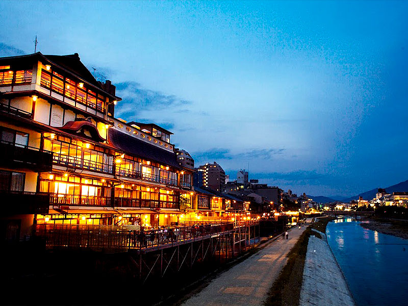 【鮒鶴】鴨川に佇む五層楼閣「鮒鶴」へ！京都随一の料亭建築を特別見学～天井に鯉泳ぐ広間、昭和初期のエレベーター、唐破風の塔屋…コースランチ付き～