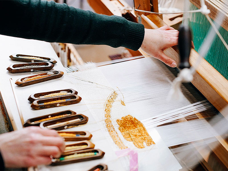 【西陣】職人たちが暮らす“辻子”の町！元生糸問屋専務といく、織屋街の裏みち小道～織物司が通した紋屋辻子、糸を染める西陣五水、織工房「桝屋高尾」 を拝見～