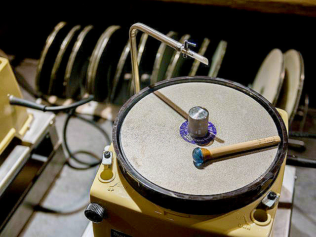 【御徒町】6代目会長と世界最大級ジュエリータウンへ！宝石の研磨体験つき～ずらり2000社、宝飾の街はどうできた！？宝石工房で職人技を間近で拝見～