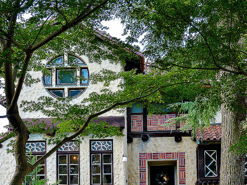 【クラブ限定】ヴォーリズ記念病院旧本館＆非公開の旧佐藤久勝邸を特別案内～サナトリウム五葉館、礼拝堂、ヴォーリズ事務所の名デザイナー自邸まで～