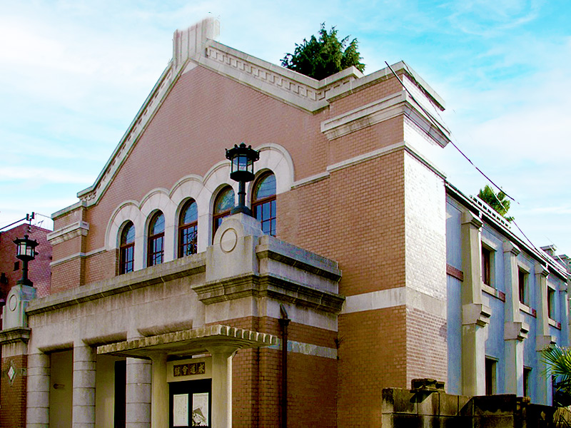 【本郷】都市史研究者といく文京カルチェラタン、明治の商家「旧伊勢屋」を拝見～武田五一・寺と教会の融合、樋口一葉が暮らした路地…建築＆坂道めぐり～