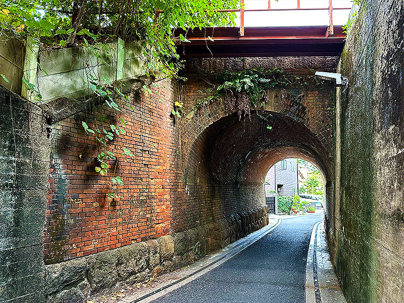 【ねじりまんぽ】鉄道史研究の第一人者・小野田さんと、奇跡の明治近代化遺産群を追う～日本最初期の鉄道レンガ遺産、全国最小“ねじりまんぽ”へ潜入せよ～