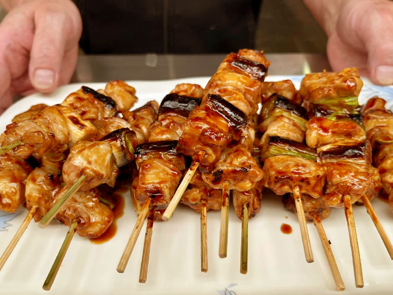 【三の輪銀座】元編集長と個性派グルメ食べ歩き！名物レトロ商店街を味わい尽くせ～肉厚ハムカツパン、絶品地鶏串、“師匠のチョコ”ジェラート…下町の惣菜天国へ～