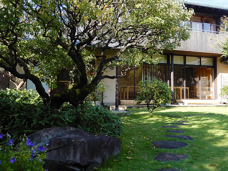 【荻窪】モダン別邸街を凹凸で解き明かせ！3つの別荘庭園を拝見～ついに公開「荻外荘」、角川の数寄屋邸宅から暗渠パラダイスまで～