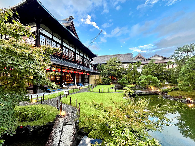 【京の冬の旅】おにわさんと非公開庭園へ、“蘭の寺”西来院＆祇園甲部歌舞練場～青石のモダン庭園、大正の大劇場建築、132畳の舞台座敷と池泉庭園まで～