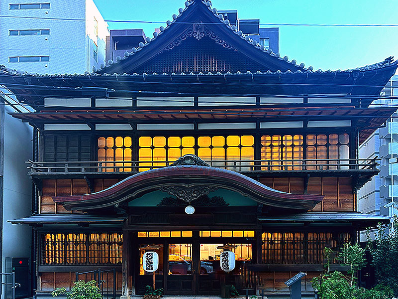 【芝浦】女性噺家・三遊亭遊七と旧花街＆東京唯一の木造“見番”へ！常照院で貸切落語会～真打ち登壇！芝大神宮から芝芸者の港町、古典落語の舞台で名作「芝浜」を上演～