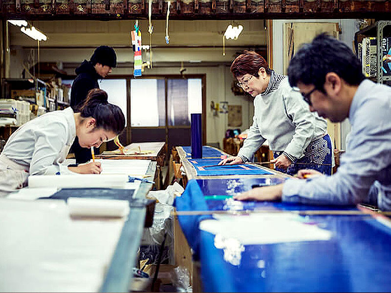 【山元染工場】映画やテレビを支える舞台衣裳の老舗工房へ、熟練の職人技を拝見～あの朝ドラに任侠映画も！どれも一点もの完全オーダーメイド、染め体験付き～